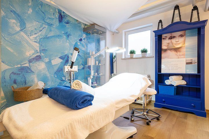 Behandlungsraum in Blau mit Liege und Geräten