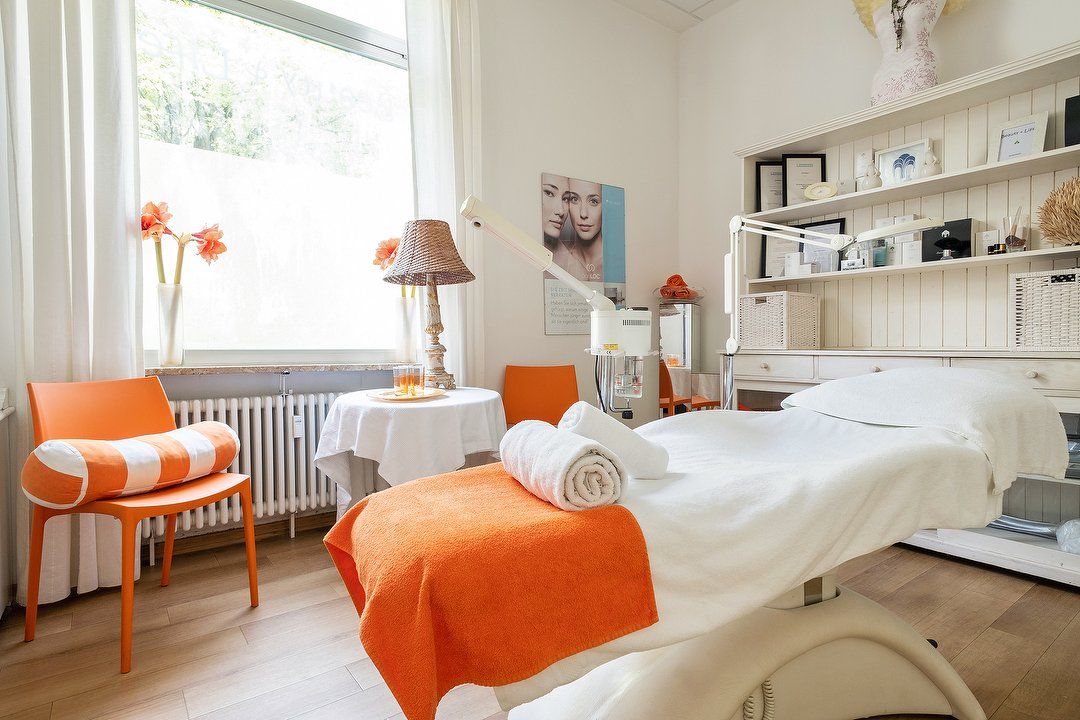 Heller Behandlungsraum im Studio Beauty & Life mit Behandlungsliege und Pflegeprodukten