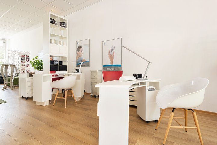 Helle Arbeitsplätze für Maniküre und Nageldesign