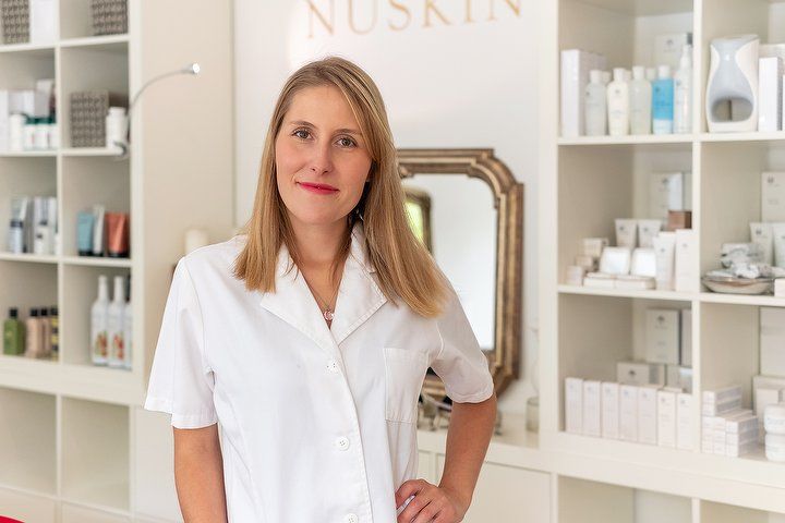 Alena, Studioleitung von Beauty & Life, im Studio vor dem NU SKIN Regal
